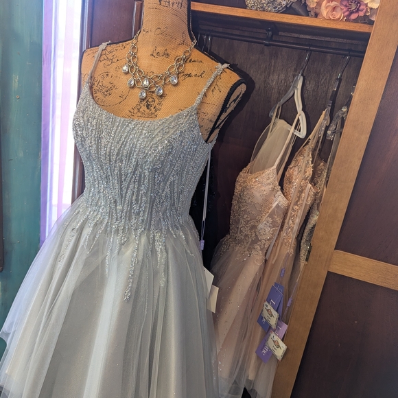Elegant Short Classy Silver Prom, Bridesmaid Party, Dama Dress. - Picture 3 of 5